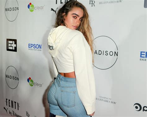 Sommer Ray Dishes About Her Fitness App, Insecurity, and。